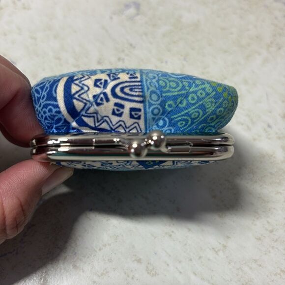 Vera Bradley Doodle Daisy Contact Case - Picture 4 of 5